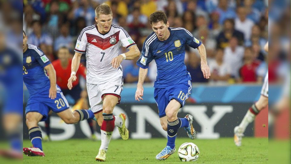 Bastian Schweinsteiger mengawal Lionel Messi dalam pertandingan final Piala Dunia 2010. Copyright: © VI Images via Getty Images